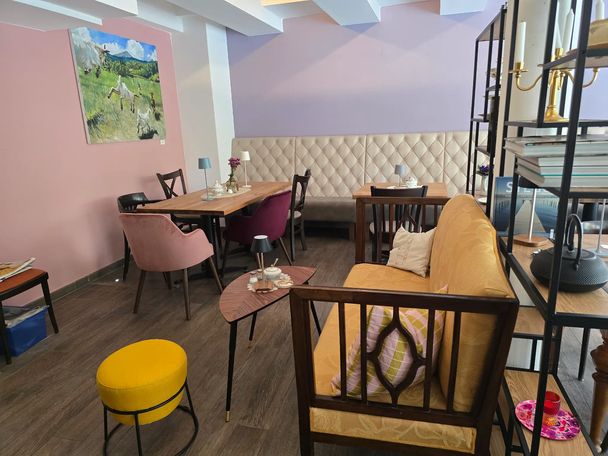 Blick in den modernen Café-Bereich