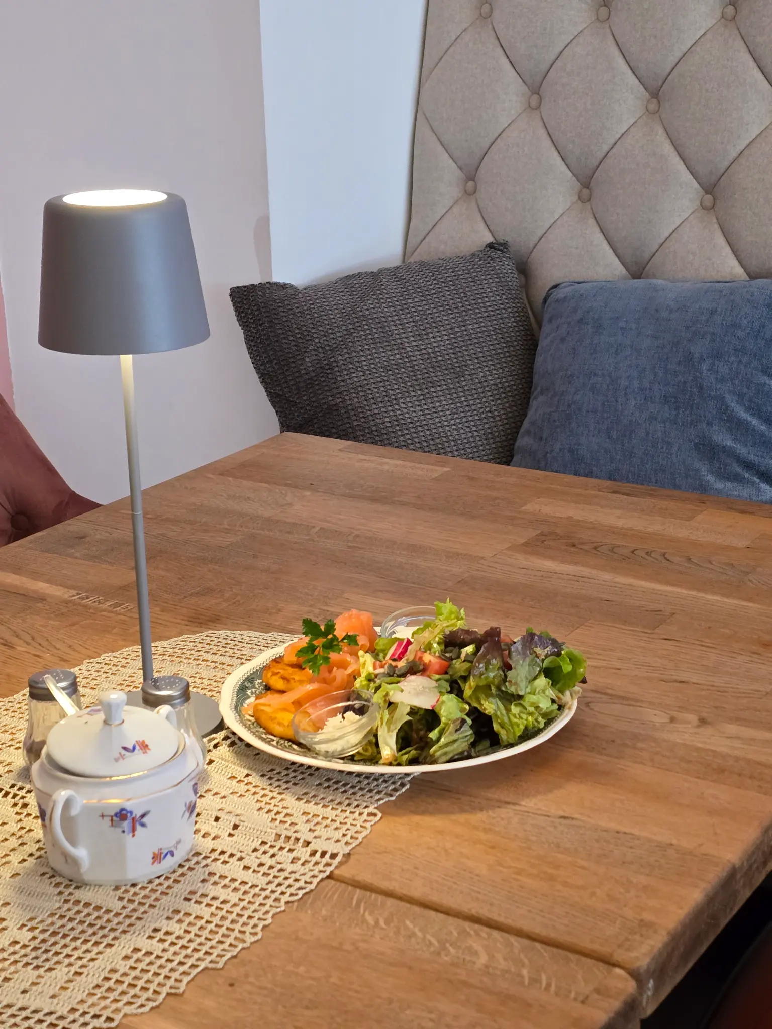 Frische Salate und kleine Speisen im Café