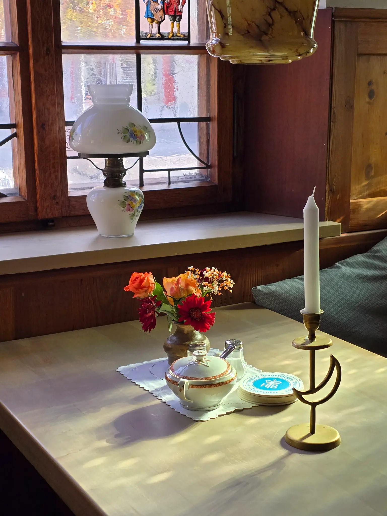 Stimmungsvolle Lichtreflexionen in der Stube