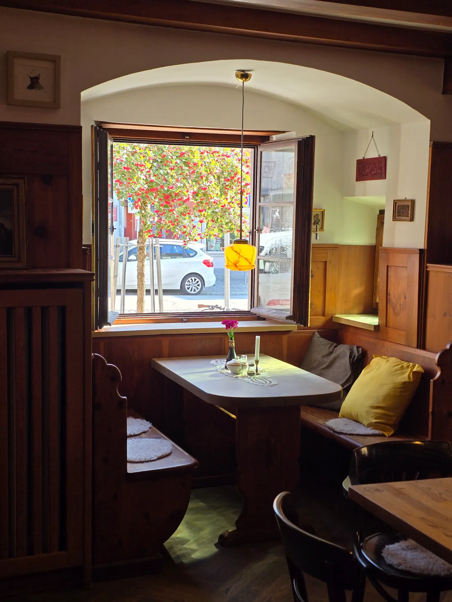 Blick durch das offene Fenster auf die Straße