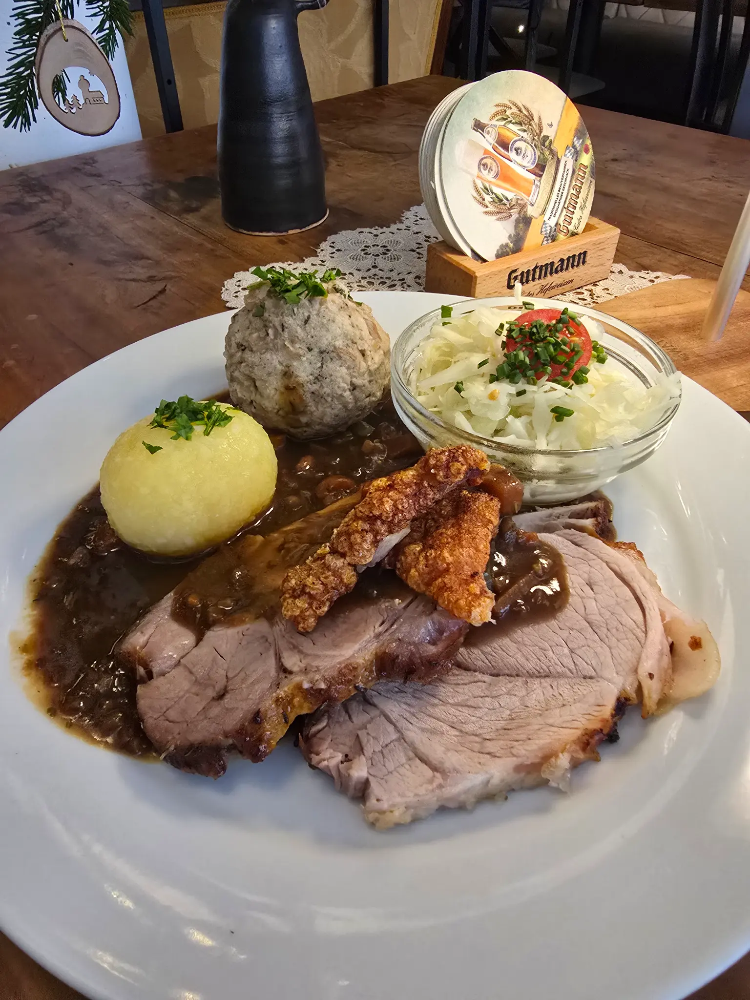 Knuspriger Schweinebraten mit Knödel und Krautsalat im Bramerl